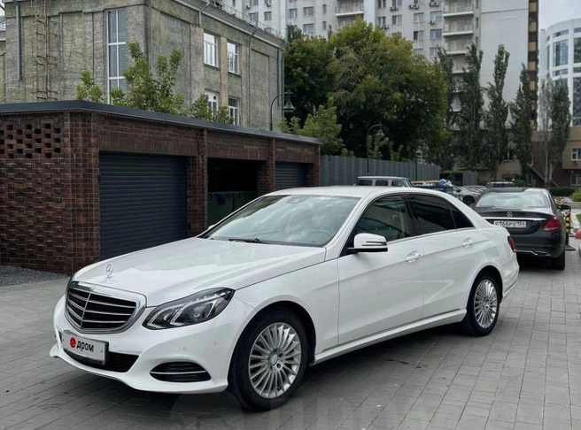 Белый Mercedes-Benz E-класса 2013 года на дизеле стоит 2,3&nbsp;миллиона рублей | Источник: «Дром Авто» / drom.ru/549081605
