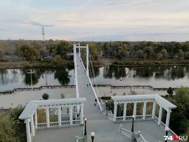 На южном берегу находится Зауральная роща&nbsp;— отличное место для прогулок, правда, покоцанное строительством каких-то развлекательных объектов | Источник: Дарья Милославская