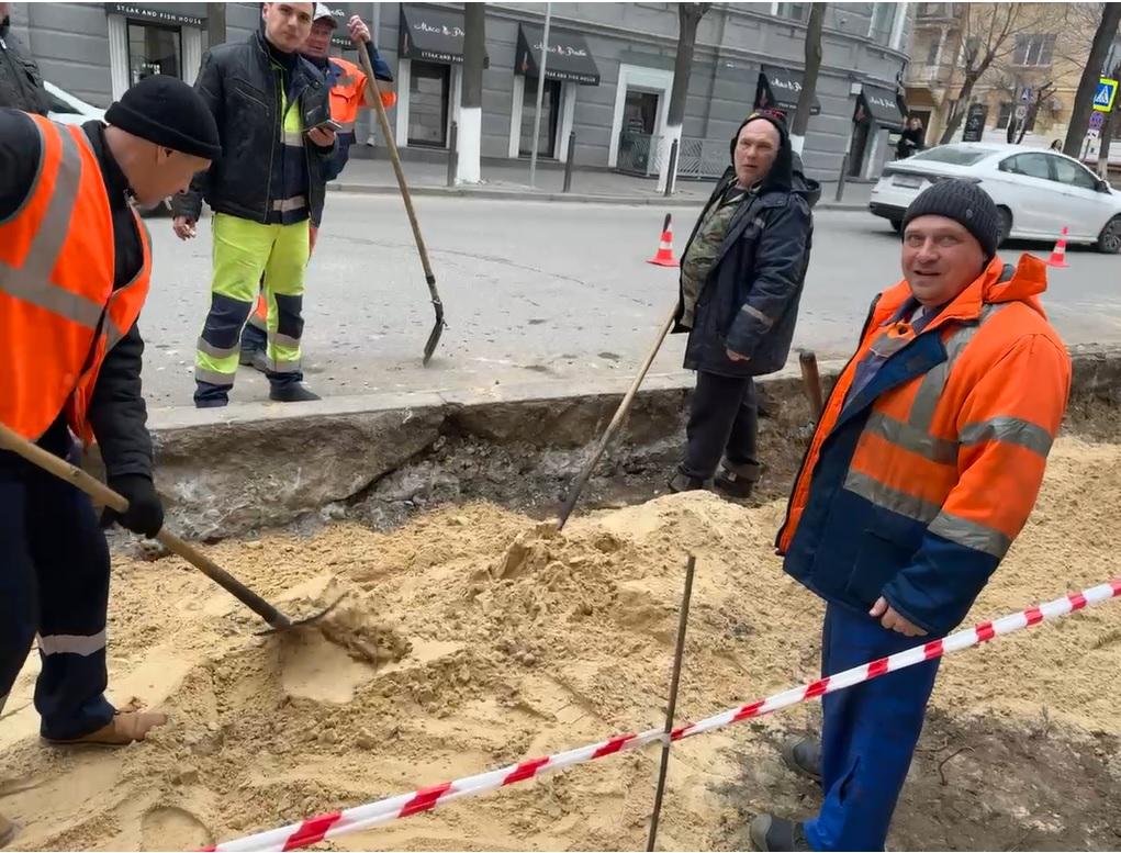 В центре Волгограда вместо зеленой зоны решили сделать парковку для чиновников областной администрации