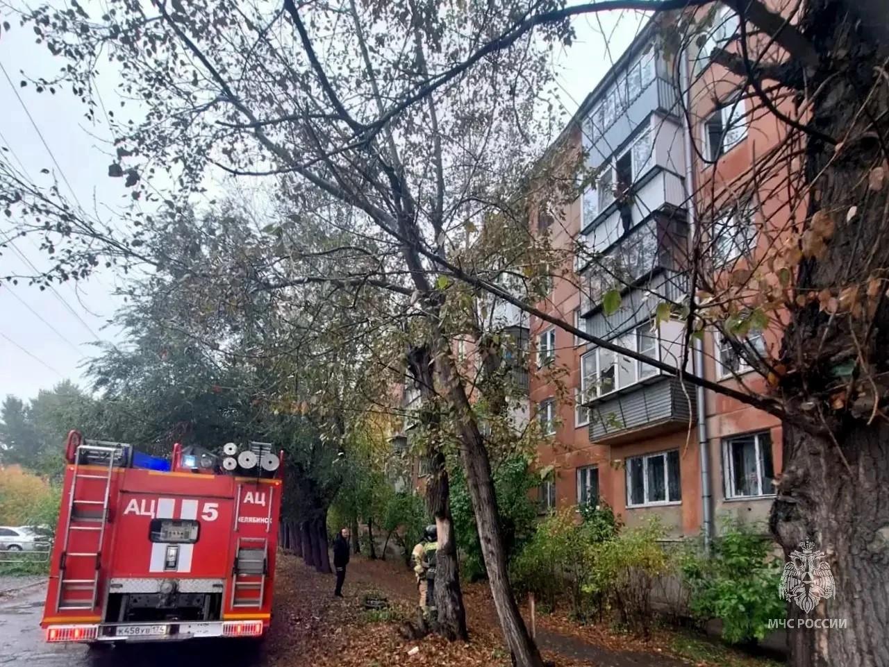 В Челябинске сняли ребенка с карниза на четвертом этаже