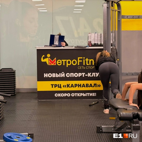 Тренерская стойка почему-то сделана из баннера к открытию  | Источник: Полина Краснопевцева / E1.RU