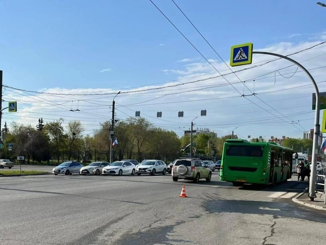 Девушка и женщина попали под колеса, когда переходили дорогу | Источник: Госавтоинспекция г.Челябинска / t.me