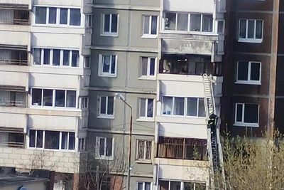 На ВИЗе из горящего дома эвакуировались 25 человек: видео