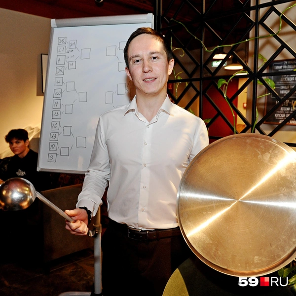 В гонг символично били поварешкой | Источник: Ирина Тропина / 59.RU