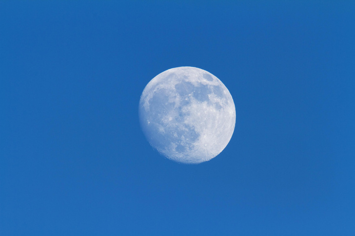 Почему Луна иногда видна днем?