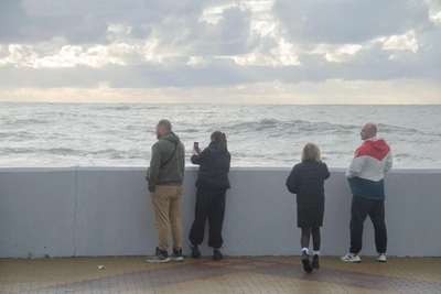 Спасатели Сочи ограничивают доступ к набережным из-за шторма