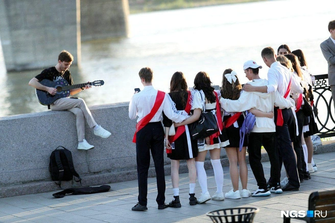 Выпускники в праздничных нарядах гуляли по городу  | Источник: Андрей Бортко/NGS.RU