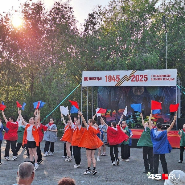 Студенты Курганского областного колледжа культуры и активисты «Движения первых», которое называют современным аналогом пионерской организации | Источник: Александр Лисихин
