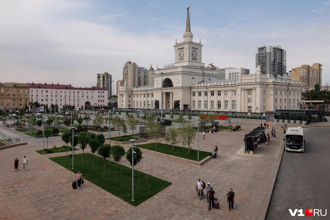 Первый же жаркий день покажет, насколько удачные были задумки дизайнеров и архитекторов, проектировавших благоустройство площади | Источник: Алексей Волхонский / V1.RU