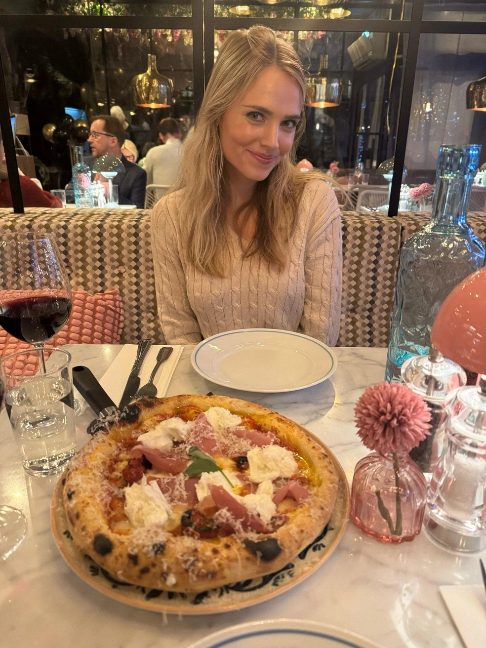 Вкусная еда&nbsp;— еще одна страсть Эмили | Источник: emilyplayschess / Instagram (экстремистская организация, деятельность запрещена на территории РФ)