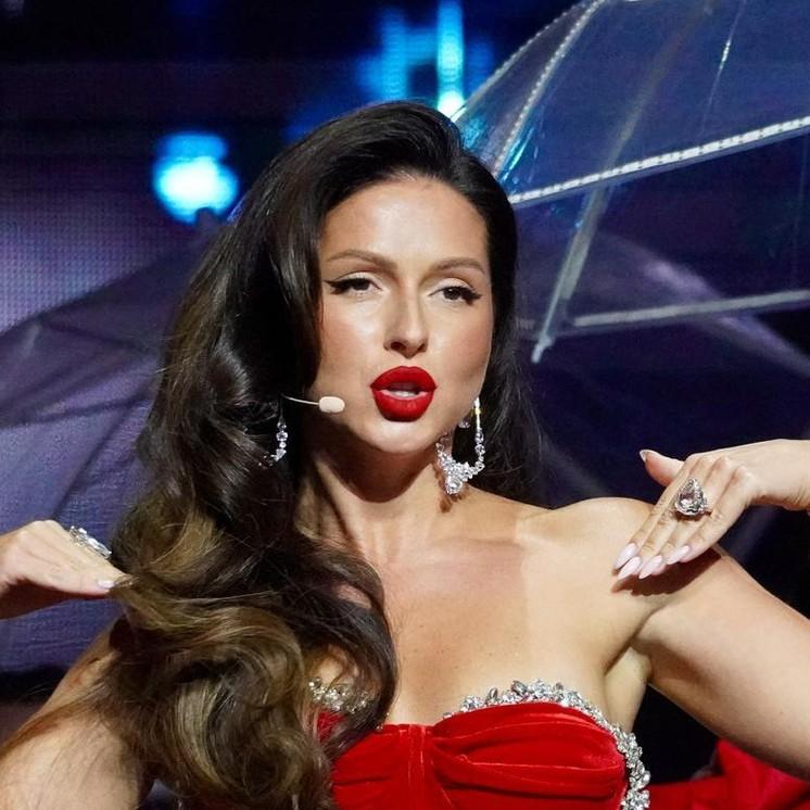 Нюша с новым бойфрендом на свидании: певица больше не скрывает роман