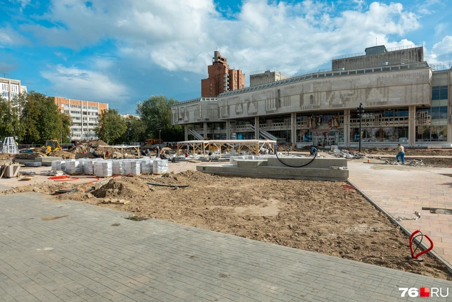 Здесь работают очень быстро — новая плитка уже частично уложена | Источник: Александр Куренной / 76.RU