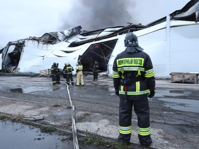 Из‑за высокой пожарной нагрузки произошёл обвал кровли.