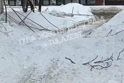 В Туле снег с крыши сорвал железное ограждение