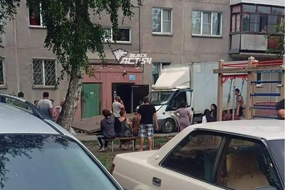 «Газель» снесла опору козырька — навес рухнул на кабину