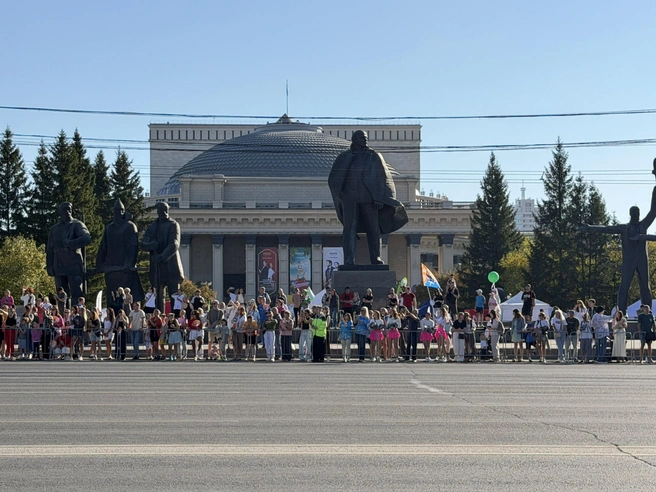 Участников забега пришли поддержать болельщики | Источник: Анастасия Хрипушина/NGS.RU