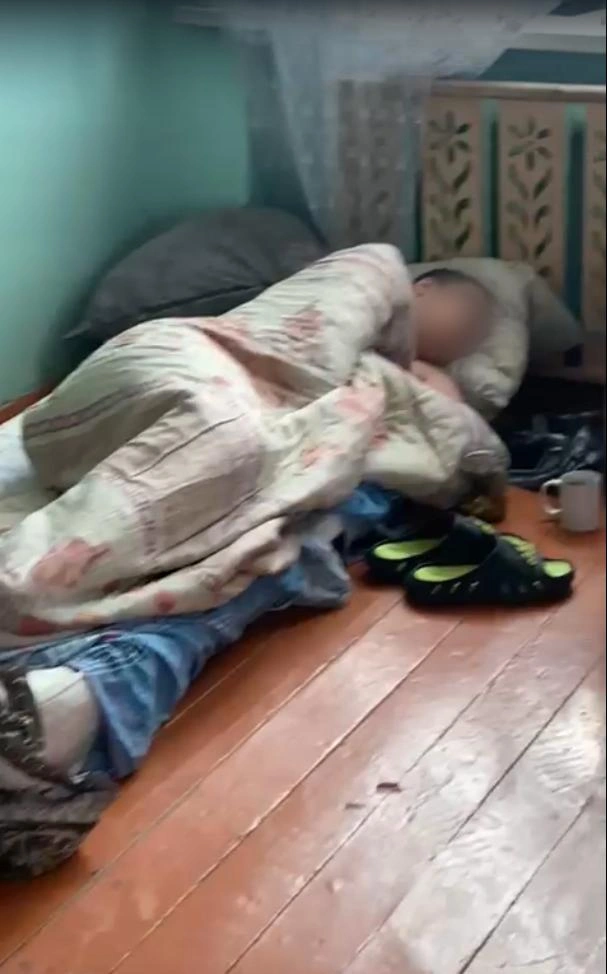 Один из бывших выпускников вернулся в детский дом, потому что жить ему просто негде. Квартиры сироты обычно получают лишь к 22–23 годам | Источник: читатель E1.RU