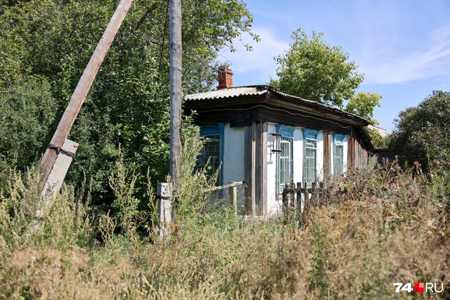 Это прежний ФАП, он построен в 1890 году, в нем тоже нет воды и туалет на улице | Источник: Михаил Шилкин