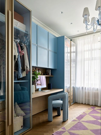 Гардероб и рабочий стол, Giulia Novars. Стул, Cassina. | Источник: Сергей Ананьев. Стиль: Юлия Чеботарь