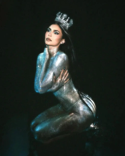 промо-фото Kylie Cosmetics | Источник: @kyliejenner