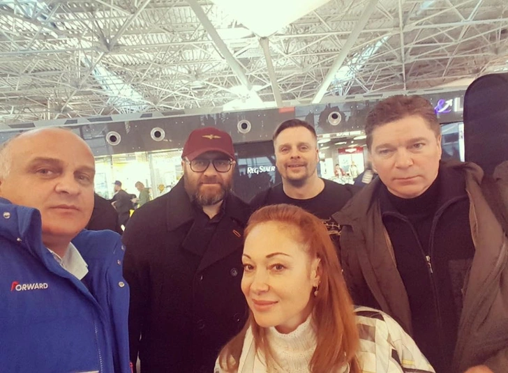 Артистка дружна с Максимом Авериным, Михаилом Пореченковым и другими коллегами, но предпочитает не заводить отношений с мужчинами своей профессии
