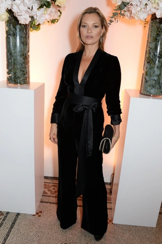 Эти велюровые брюки заменят вам джинсы на зиму: где купить и как правильно стилизовать Эти велюровые брюки заменят вам джинсы на зиму: где купить и как правильно стилизовать