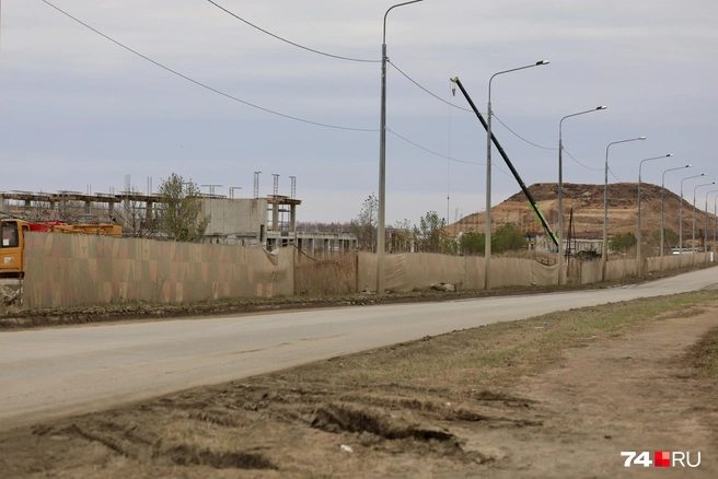 Возле насыпного холма строят двухэтажные здания  | Источник: Наталья Лапцевич
