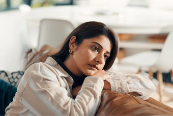 «Родители мужа высмеивают мою национальность, его друг затыкает мне рот, а сам он может надеть мне на голову мусорное ведро. Что мне делать?»