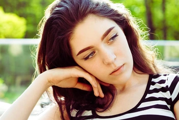 «Сын мужа общается со мной, как с ровесницей, и чуть что — угрожает оболгать перед отцом»