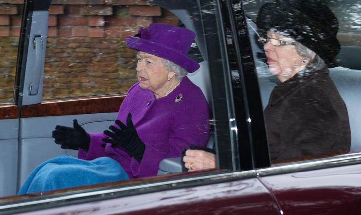 Кейт Миддлтон в стильном пальто и шляпе-федоре присоединилась к королеве Елизавете II на первой церковной службе в 2020-м