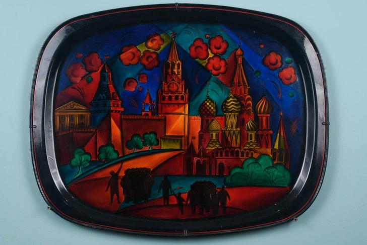 Поднос «На отдыхе». Московская область, деревня Жостово. 1950. Автор росписи — А. Ф. Леонтьев. Металл, масло, лак; ковка, роспись. 45×58 см. Из коллекции Жостовской фабрики декоративной росписи фабрики | Источник: Пресс-служба выставки