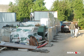 Либо обходить все по парковкам и газону | Источник: Дмитрий Толстошеев / MSK1.RU