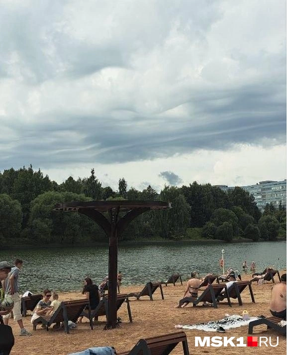 В небе появилась полоса, похожая на след от самолета | Источник: читательница MSK1.RU