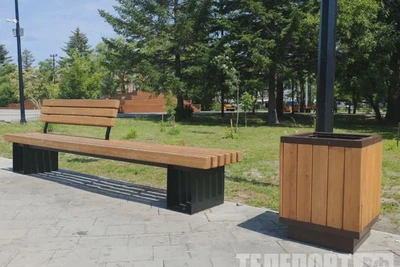 В Благовещенске к лету обновят 200 скамеек и 300 урн