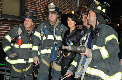 Сальма Хайек с бравыми нью-йоркскими пожарными