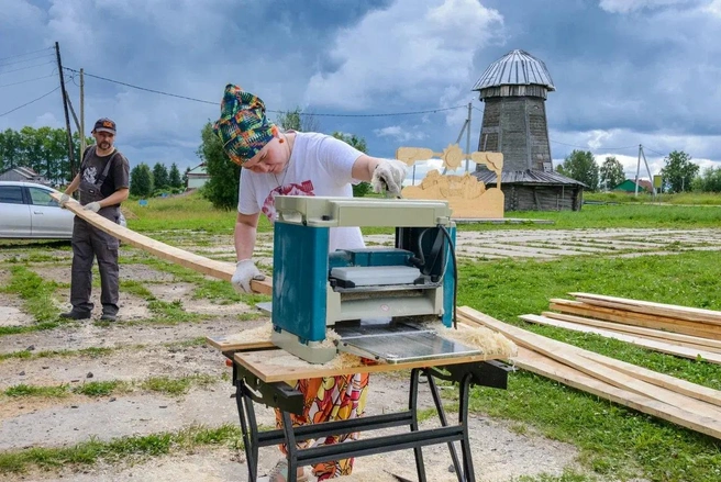 Николай и Полина Выморковы за работой. | Источник: Из архива проекта «Ровдина гора»