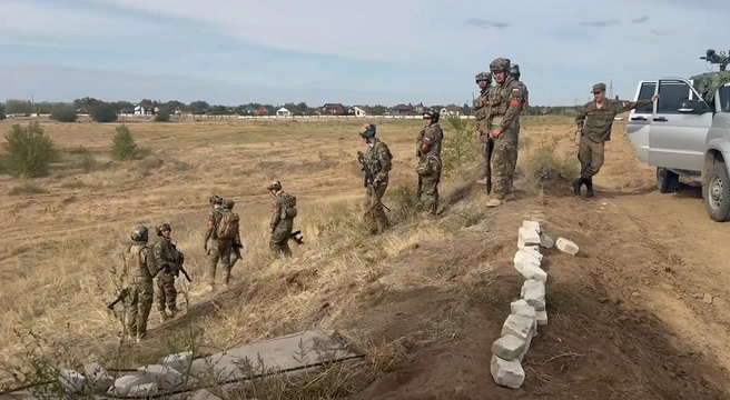 На фото тяжело отличить участников игры от настоящих военных | Источник: Зарница 2.0 / Telegram