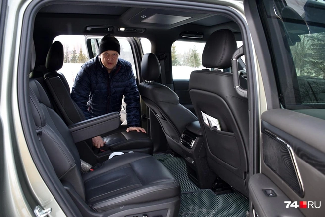 Плоский пол, раздельные сиденья, потолочный монитор, массаж, отдельный блок климат-контроля… По словам Олега, китайские гибриды привлекают тем, что за треть цены немецкого кроссовера предлагают комплектацию «всё включено» | Источник: Артем Краснов