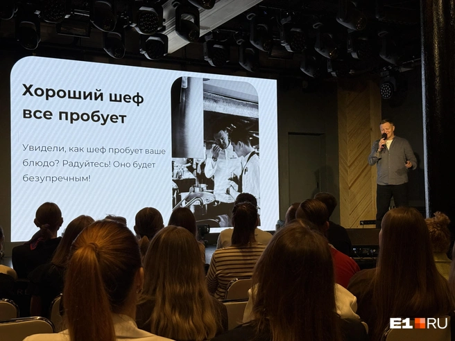 Начинающим поварам Андрей рассказал, что работа на кухне очень тяжелая и непростая — но она того стоит | Источник: Ирина Шутько / E1.RU