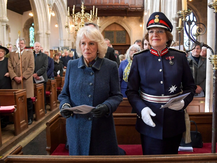 Герцогиня Камилла и и лорд-лейтенант Уилшира, миссис Сара Тротон, посещают церковную службу в Мелкшеме, Уилтшир, 2 декабря 2021 года