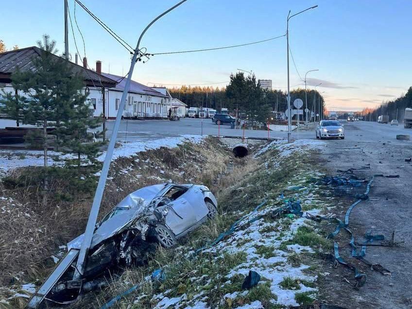 Грузовик не пропустил легковушку: подробности смертельного ДТП на тюменской трассе — фото