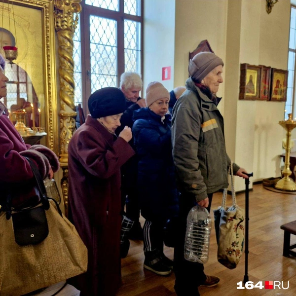 Очередь за святой водой | Источник: Виктория Федорова / 164.RU