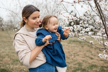 «Пришлось выйти на работу из декрета из-за проблем с деньгами. Боюсь, что упущу такое ценное время с маленькой дочерью»