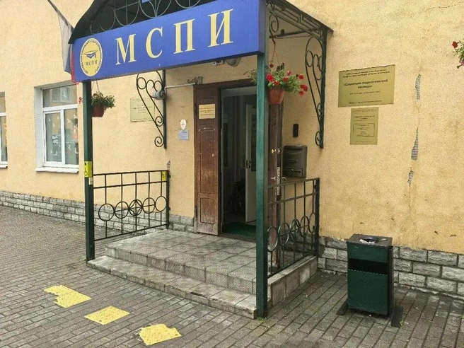 Вход в здание вуза выглядит довольно скромно | Источник: «Яндекс»
