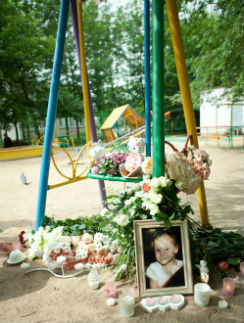 Елизавета-Виктория погибла от удара качелями во дворе на улице Кантемировской