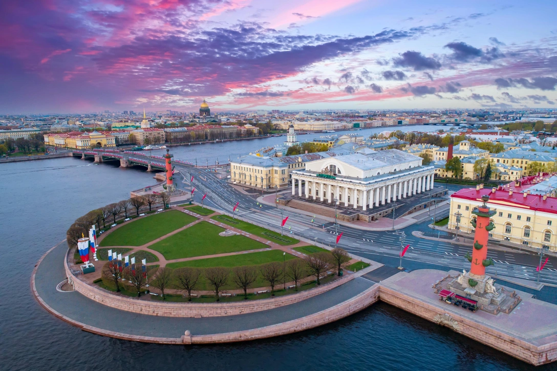 Стрелка Васильевского острова в Санкт-Петербурге. | Источник: FOTOGRIN/Shutterstock/Fotodom.ru