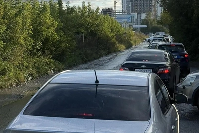 На Сортировке перекрыли Автомагистральную: объезд по разбитой дороге