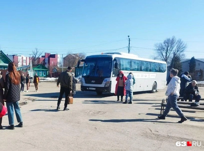 На таком комфортабельном автобусе мы с ребёнком ехали в Ульяновск. В пути была одна остановка на туалет и перекус — в Димитровграде, три часа пути спустя. В дороге провели около 5 часов | Источник: Александра Исмайлова / 63.RU