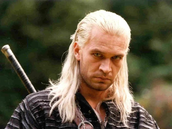 После выхода сериал «Ведьмак» очень критиковали из-за сокращенного сценария и отсутствия дорогих спецэффектов, однако фанаты книжной саги уверены: именно этот проект выглядит канонично. | Источник: Кадр из сериала «Ведьмак» (2002)