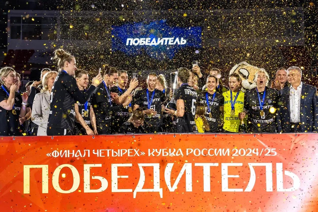 Гандбол с медалями, футбол — на качелях: спортивные итоги апреля